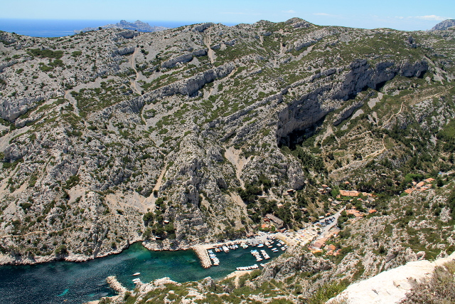 Morgioun lahti. Sinne pääsee erityisluvalla autolla.