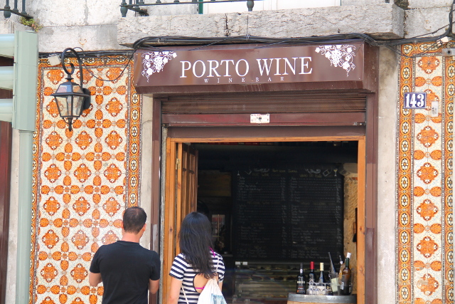 oranssia kaakeliseinää