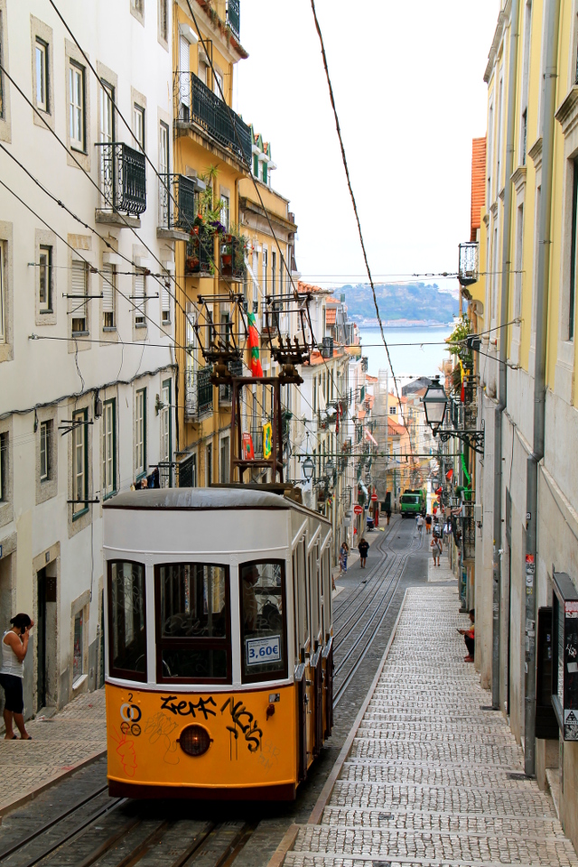 Tämä raitiovaunu Bairro Altossa aiheuttaa kadulla tungosta, kun kaikki turistit haluavat sen valokuvata. 