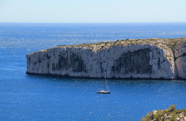 purjevene jyrkän kallion vieressä
