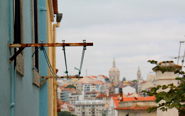 Lissabonissa kuivatetaan pyykkiä ikkunoiden ulkopuolella telineissä. 