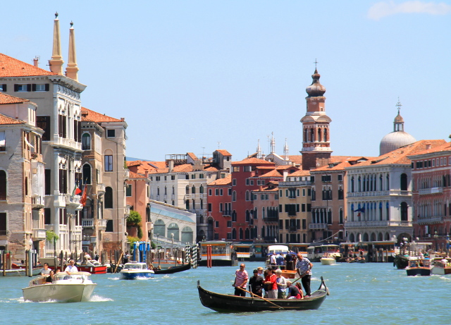 Rialton silta näkyy etäällä. Se oli remontissa ja peitetty näköishupulla. 