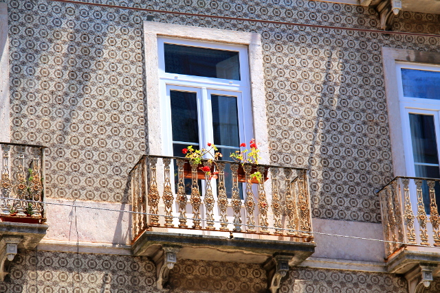 ruskeakaakelinen seinä