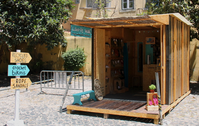 Sandaalikoju LX Factoryn pihalla. 