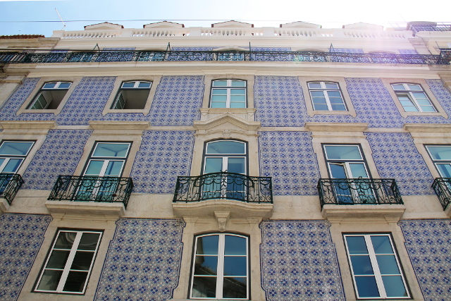 sinikaakelinen talon seinä