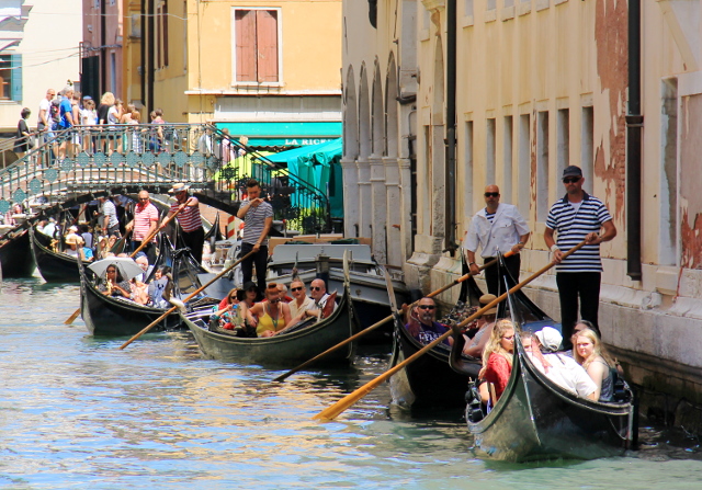 Turistiruuhkaa gondoliajeluilla. 