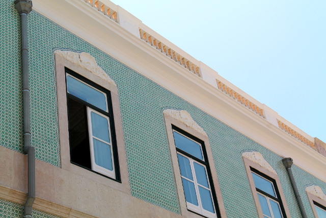 turkoosikaakelinen seinä