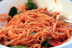 Marseillen Vapianossa syöyty tomaattispagetti. Vapiano on helppo ravintola, joita löytyy ympäri Euroopan. 