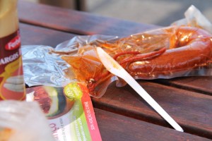 Vegaanimakkaraa eväsleipiin rannalla. 