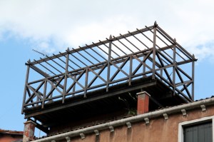 Venetsiassa näkyi tällaisia kattoterasseja. Jostain syystä monilla ei näkynyt kalusteita tai kasveja. 