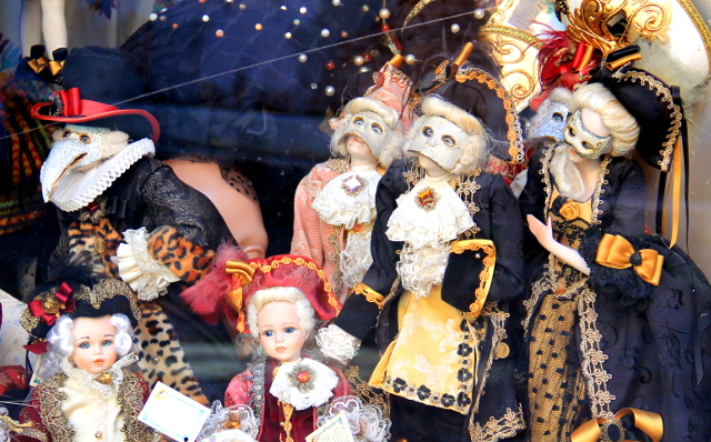 Venetsialaisia nukkeja. Jotenkin jäätäviä. 