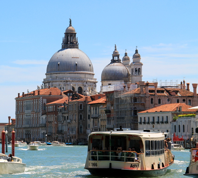 yksi venetsian kirkoista