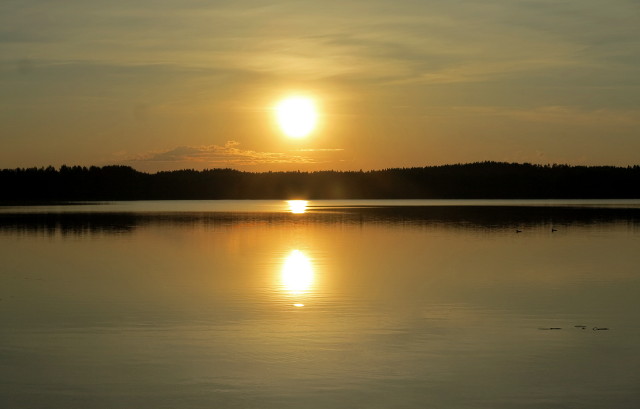 aurinko heijastuu järveen laskiessaan