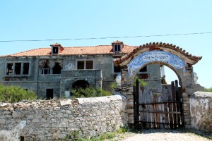 Praia das Macasin ja Azenhas do Marin välillä oli joitain autioita taloja paraatipaikoilla.