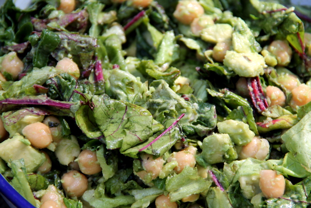 Avokado-kikhernesalaatti, jossa myös mangoldia tai punajuuren lehtiä. Lisäksi tämmöiset maustan yleensä sitruunamehulla, pippurilla ja suolalla, ehkä myös valkosipulilla. 