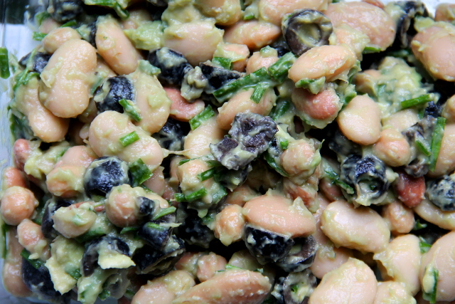 Avokado-papusalaatti mustilla oliiveilla. 