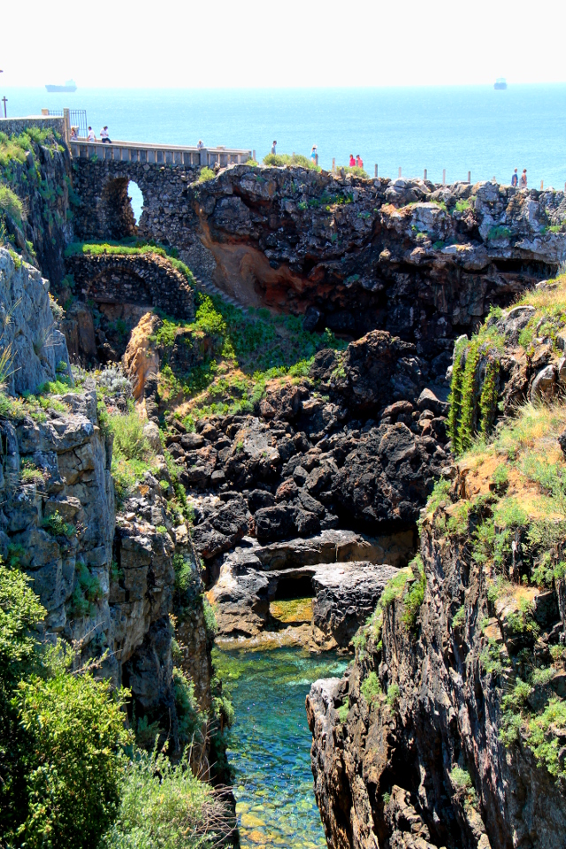 Cascaisin länsipuolella löytyy rannalta tällainen Boca do Infernon jyrkkä lahti. 