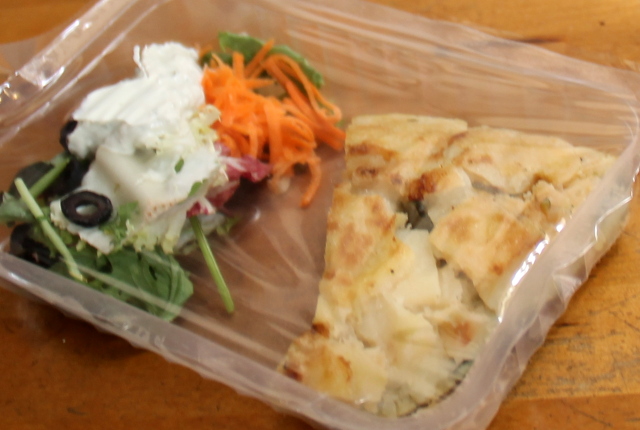 Espanjalainen tortilla mukaan otettuna. 