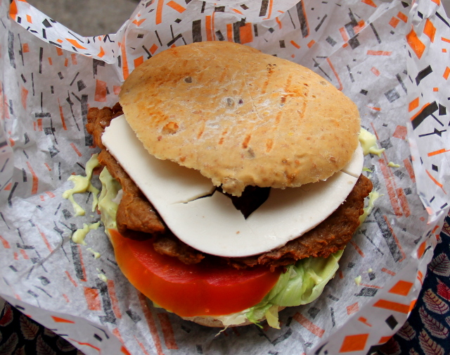 Feikkikanahampurilainen eli vegaaniversio. 