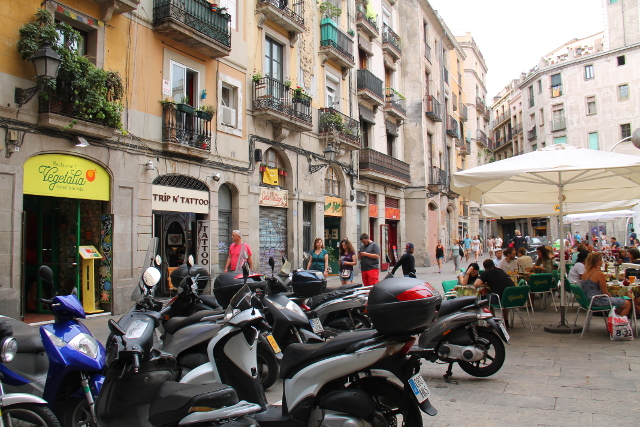 George Orwellin aukio. Etualalla Vegetalia-kasvisravintola ja korttelin loppupäässä oli sipsikaljaosaston Gopal-vegaaniravintola.