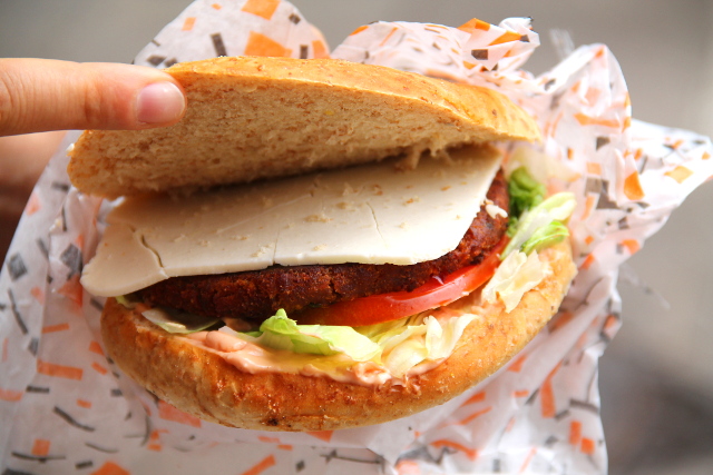 Burgeri soijapihvillä ja -juustolla. 