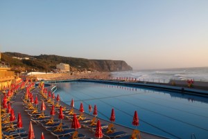 Hotel Arribasin uima-allas on rannalla.