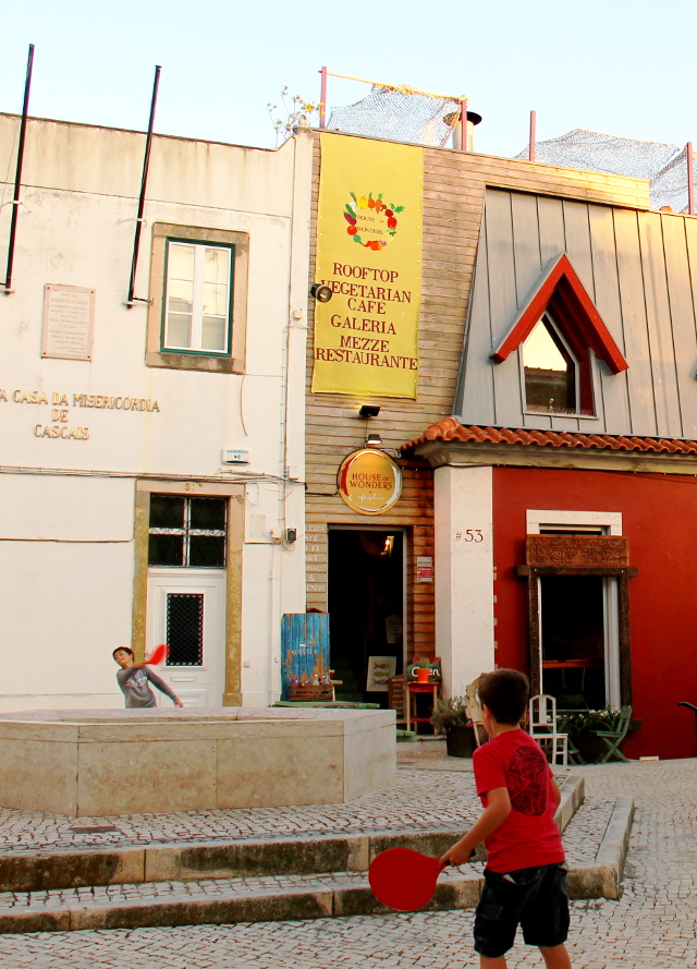 House of Wondersin toisen kerroksen sisäänkäynti. Siitä kulkiessa voi jäädä kokonaan huomaamatta ykköskerroksen buffet ja kävelykadun terassi. 