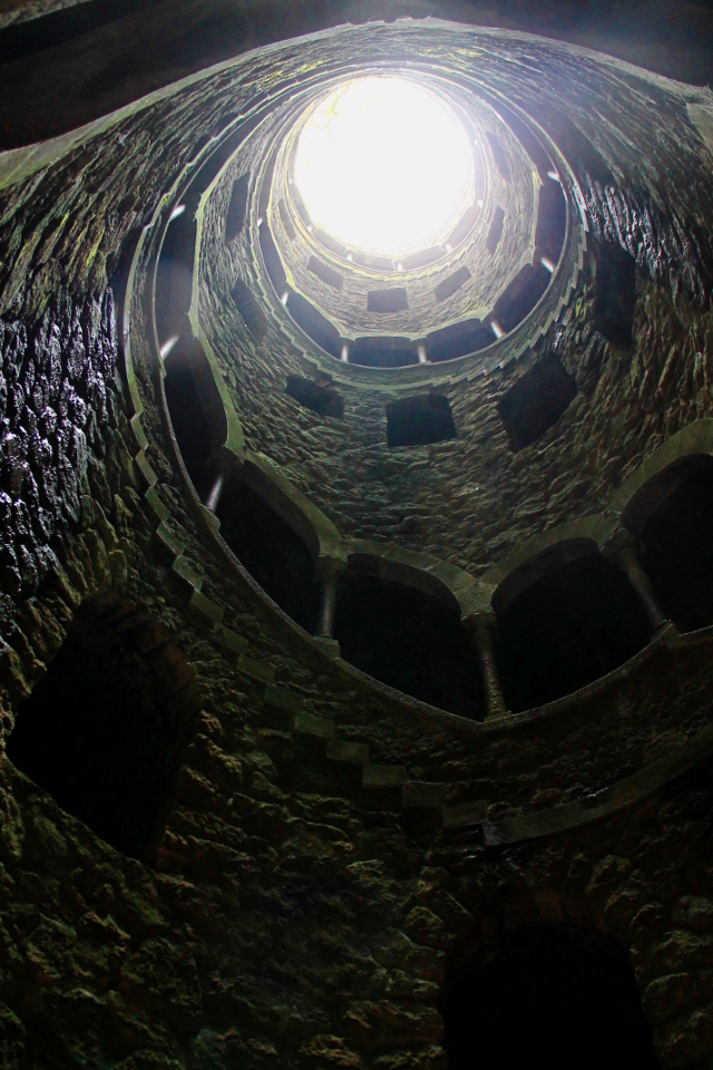 Initiaatiokaivo kuvattuna pohjalta ylöspäin.