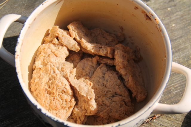 Keitetyt soijafileet. Tästä on kaadettu maustettu vesi jo pois. Tai sitten tuli keiteltyä niin pitkään että nesteet haihtuivat. 