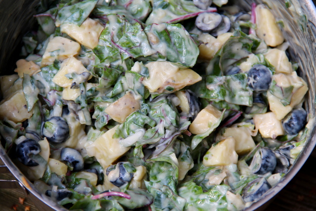 Kermainen peruna-mangoldisalaatti mustilla oliiveilla. 