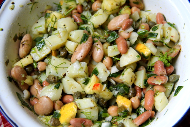 Kirkas perunasalaatti pavuilla, kapriksella ja tillillä. 