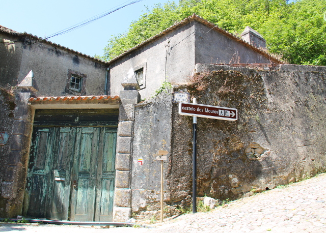 Kyltti maurilaislinnalle. 