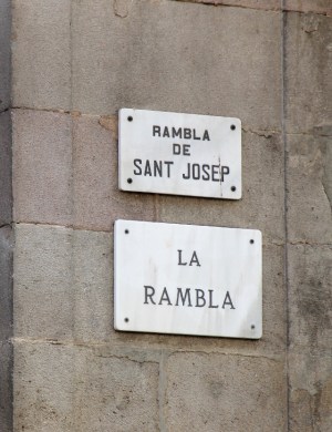 La Ramblan kyltti. Sen varrelta lähtee eri nimisiä Rambla-katuja. Siksi La Ramblaa voi kutsua myös Ramblasiksi.