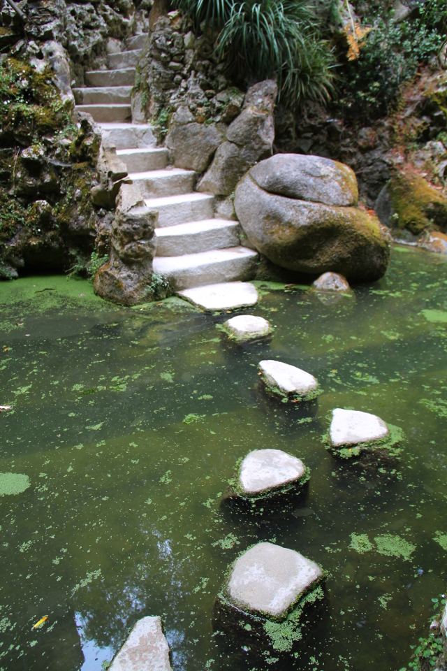 lampeen laskeutuvat raput