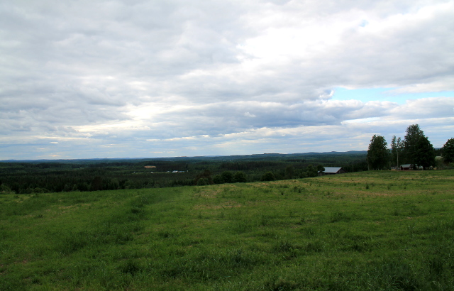 Maisema Mustinmäeltä. Rengasreitin paluumatka vie kylän läpi. 