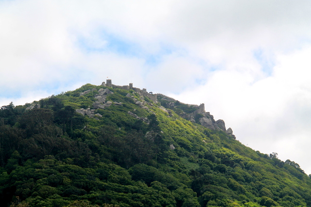 Maurilaislinnan muurit näkyvät Sintrassa kauas. 