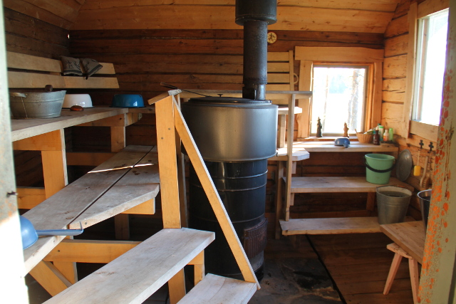 Mökin saunassa parasta on isot järvelle päin olevat ikkunat, joista voi lauteilla ollessa tuijotella Saimaata. 