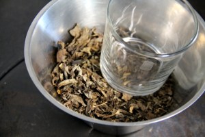 Kuivattujen torvisienten murskaus. 