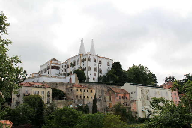 Sintrassa sijaitsee vanha kansallispalatsi, jonne kuninkaalliset tulivat vilvoittelemaan kesäisin. 