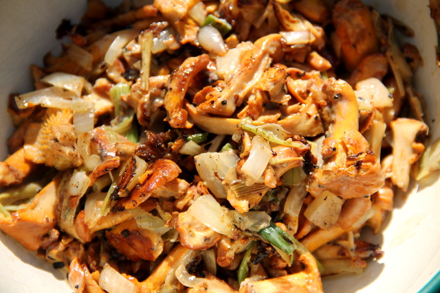 Paistetut kantarellit ja sipulit