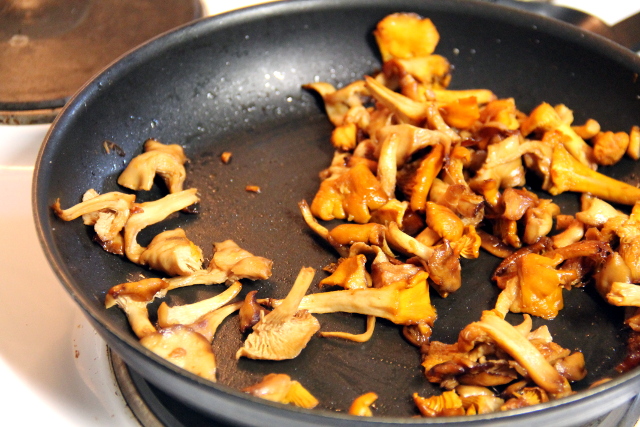 Vasemmalla valkoisia kantarelleja, oikealla keltaisia. 