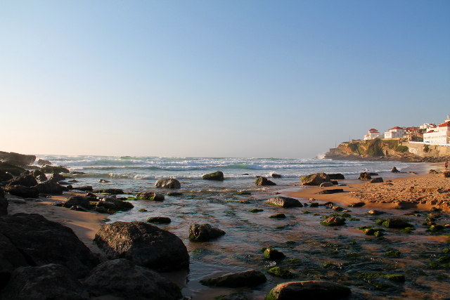 Rannan kiviä iltavalossa.