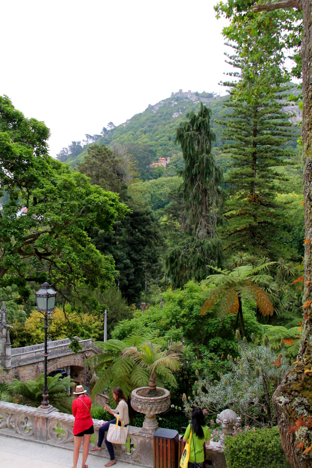 Linnalta näkee toiselle kukkulalle, jolla on maurilaislinnoitus.