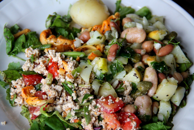 Salaattilautanen, jossa vasemmalla edessä murutofusalaattia. 