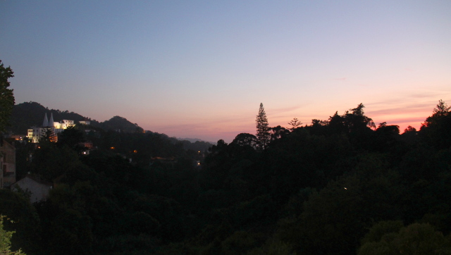 Rautatieaseman vieressä oleva laakso. Vasemmalla näkyy Palacio Nacionale. 