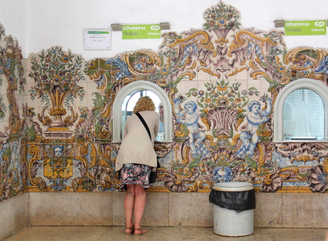 Sintran rautatieaseman lippuluukku. 