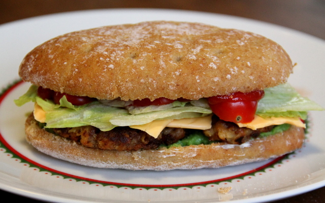 Soijaburgeri itse tehdyllä pihvillä. 