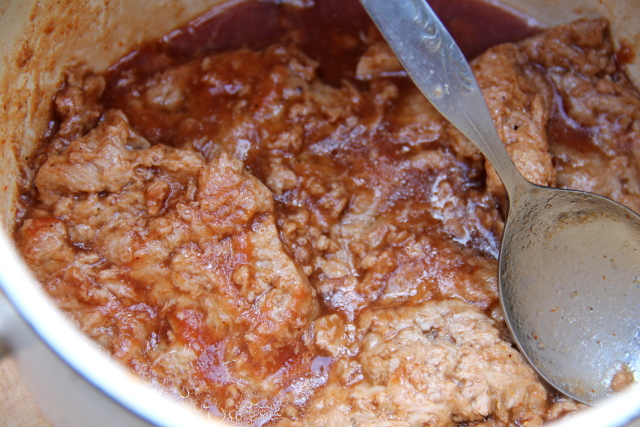 Soijafileet marinadissa. Taisin laittaa sinne soijakastiketta, valkosipulia, jeeraa, vähä etikkaa ja kun maku ei miellyttänyt turautin sinne ketsuppia ja sitten tuli hyvää. 