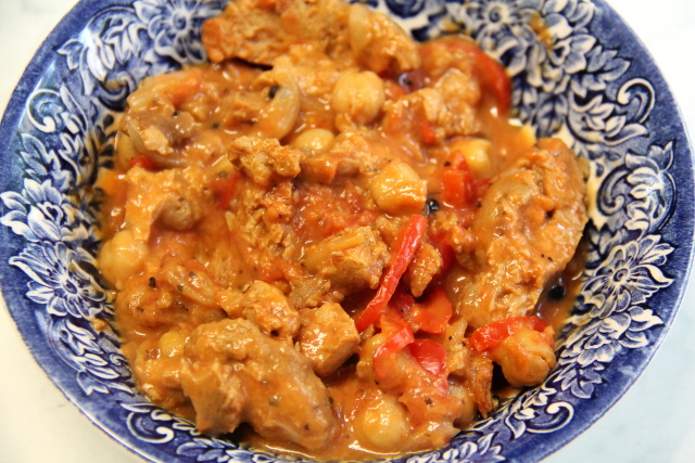 Melko perus soijasössö, jossa soijasuikaleita, kikherneitä, tomaattia, sipulia ja mausteita kookosmaidossa tai kaurakermassa. 