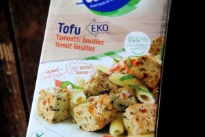 Tämä tofu on surkeasti valmismaustettua ja vaatii uudelleenmaustamisen. 